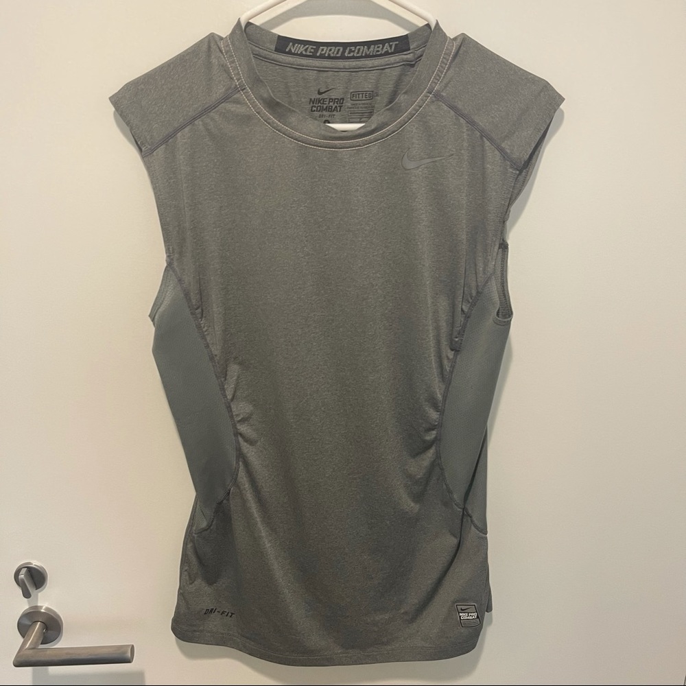 Small Under Armour cutoff, hardly worn